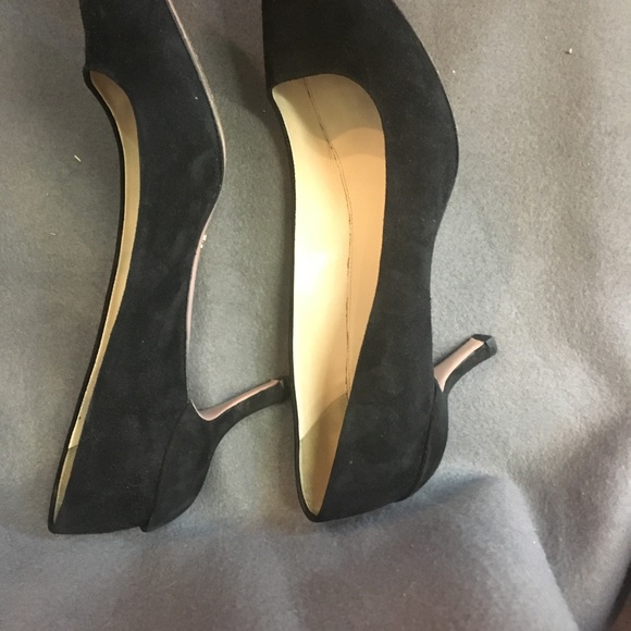 Prada kitten heel, velvet pumps. - Picture 2 of 5